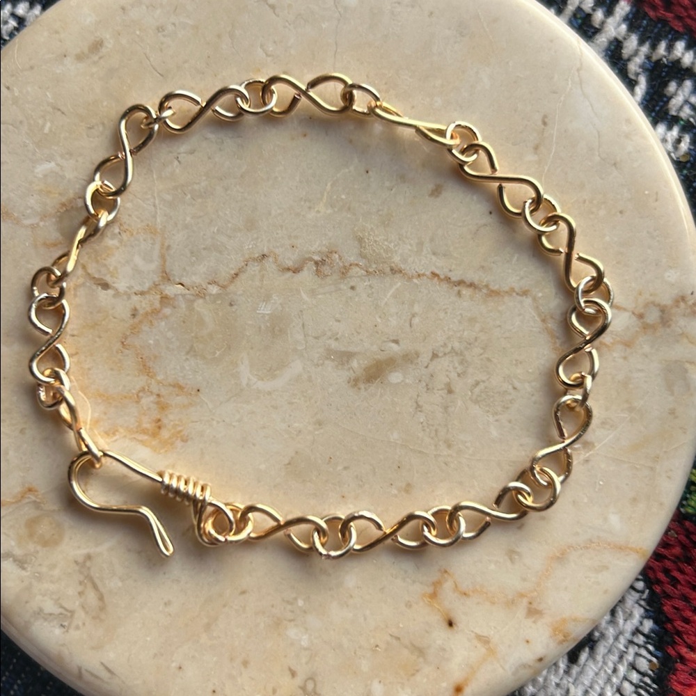 Elegant Artisan infinity Gold Chain Bracelet - Picture 3 of 4